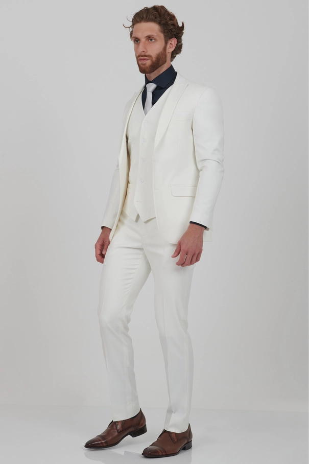 Terno Slim Fit Off-White com Colete e Calça com Ajuste