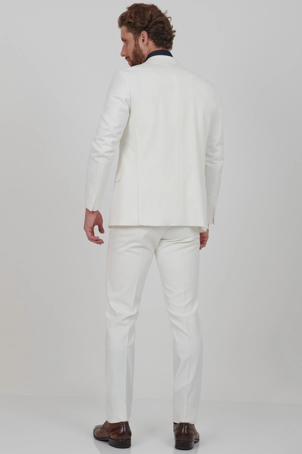Terno Slim Fit Off-White com Colete e Calça com Ajuste
