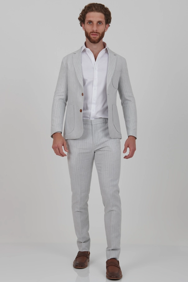 Terno Super Slim em Blend de Linho com Natural Shoulder e Calça com Ajuste