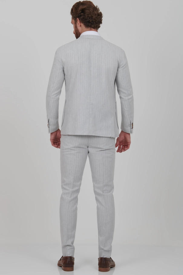 Terno Super Slim em Blend de Linho com Natural Shoulder e Calça com Ajuste