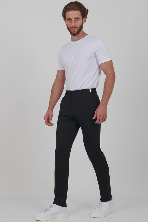 Calça Slim Fit em Malha com Ajuste