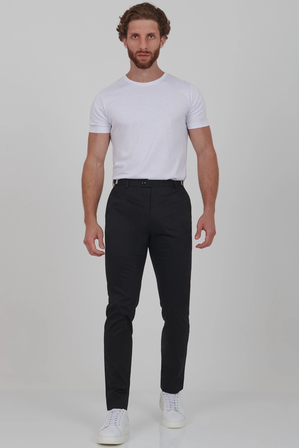 Calça Slim Fit em Alfaiataria com Ajuste