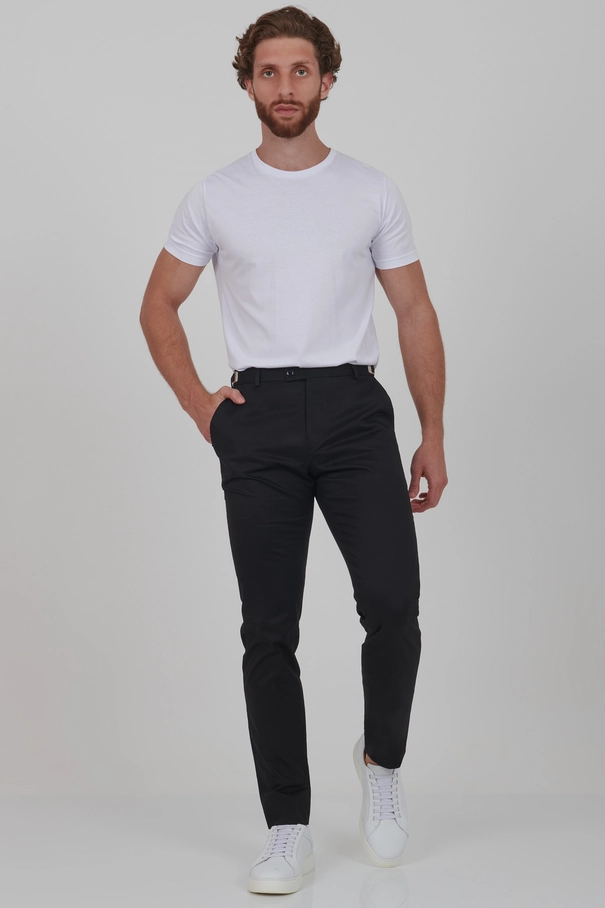 Calça Slim Fit em Alfaiataria com Ajuste