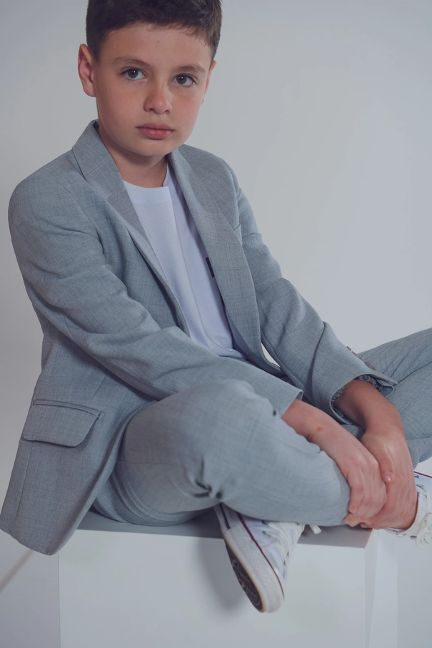 Terno Infantil Cinza Claro com Calça de Ajuste