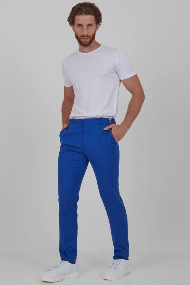 Calça Masculina Slim Fit em Alfaiataria com Ajuste