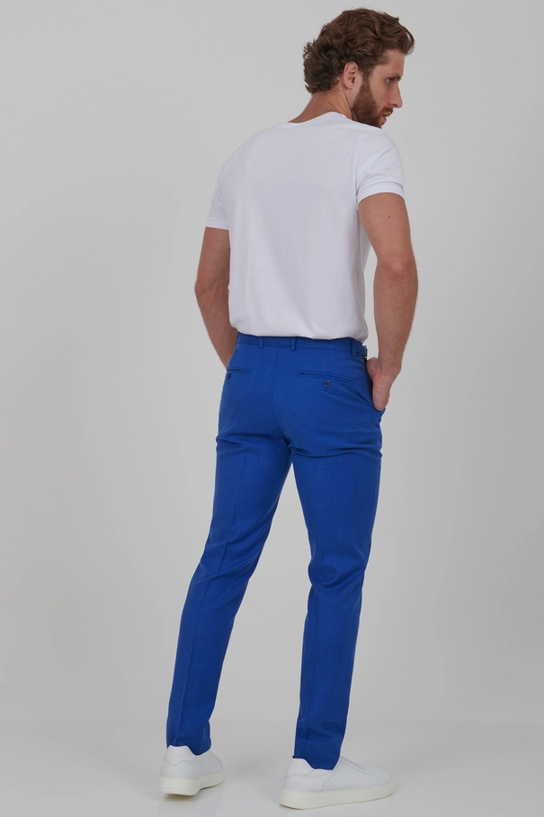 Calça Masculina Slim Fit em Alfaiataria com Ajuste