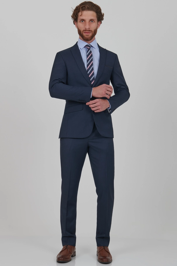 Terno Masculino Slim Fit e Calça com Ajuste em Elástico