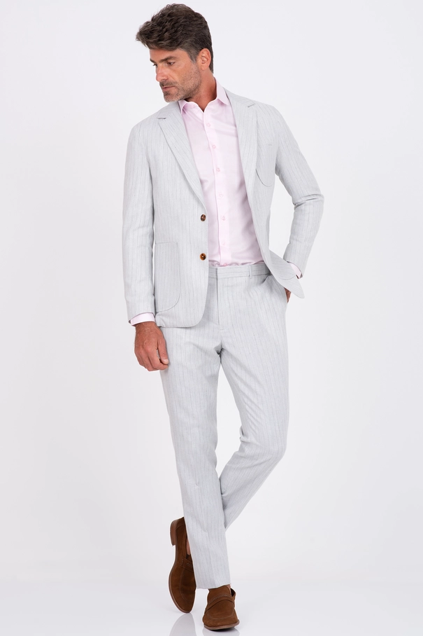 Terno Super Slim em Blend de Linho com Natural Shoulder e Calça com Ajuste