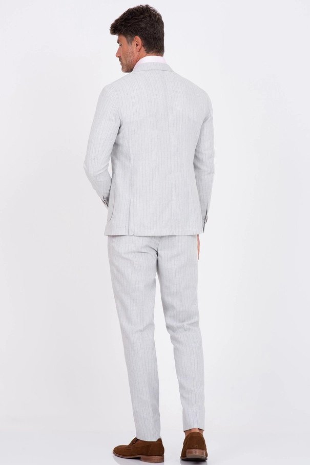 Terno Super Slim em Blend de Linho com Natural Shoulder e Calça com Ajuste