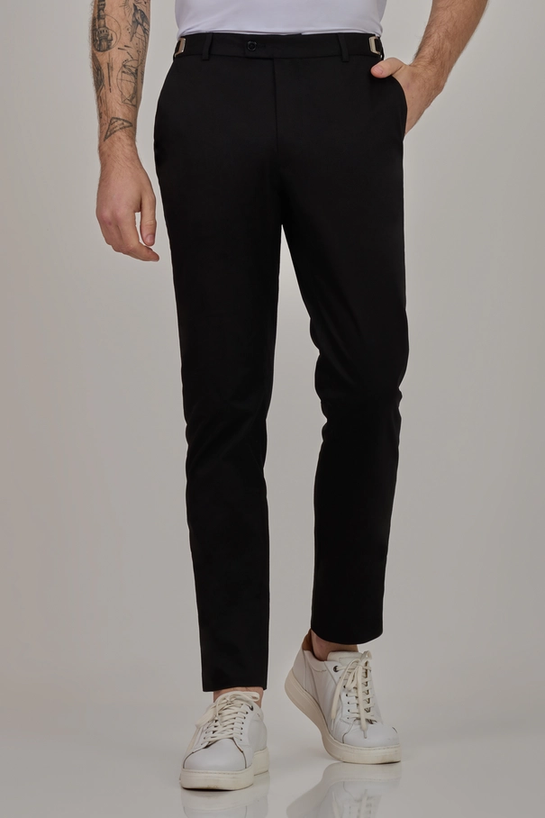Calça Masculina Slim Fit com Ajuste em Sarja PRETO