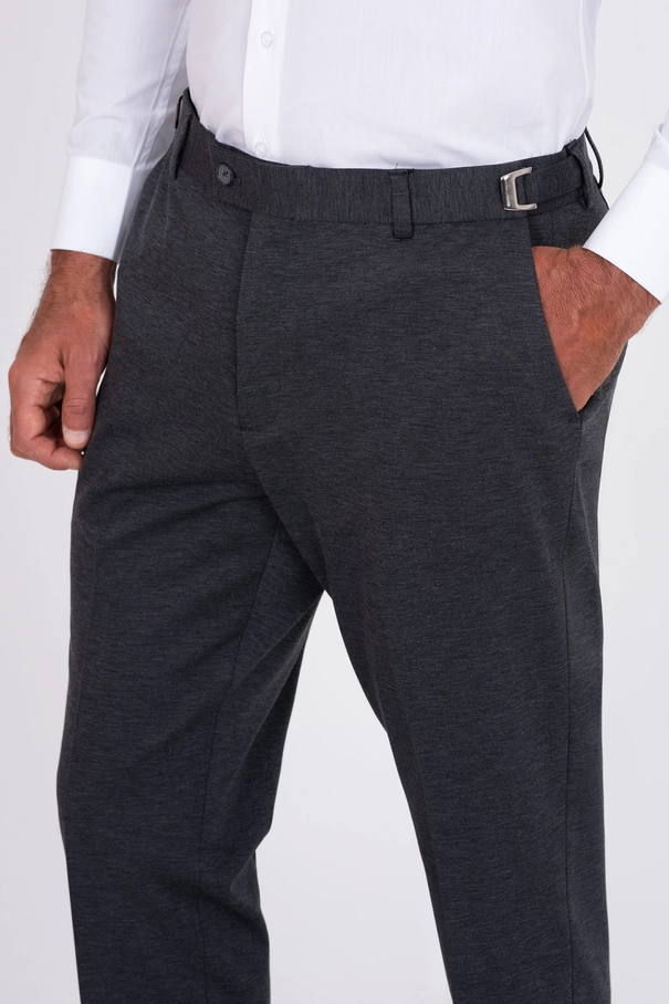 Calça Slim Fit em Malha com Ajuste PRETO