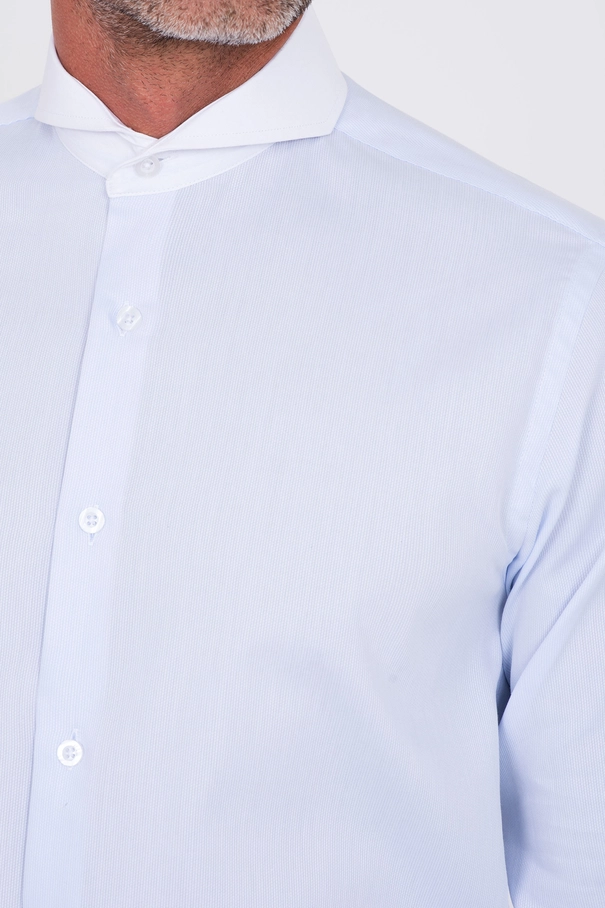 Camisa Slim Fit com Colarinho Cutaway em Algodão Fio 80 AZUL CELESTIAL