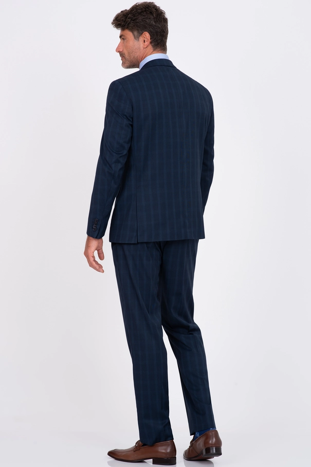 Terno Slim Fit com Lenço no Bolsinho e Calça com Ajuste