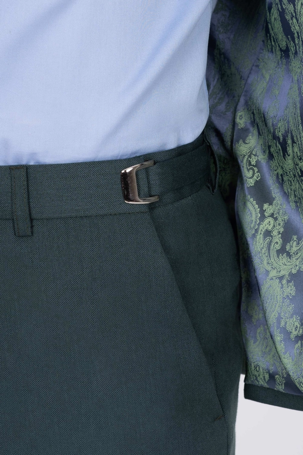 Terno Slim Fit com Lenço no Bolsinho e Calça com Ajuste