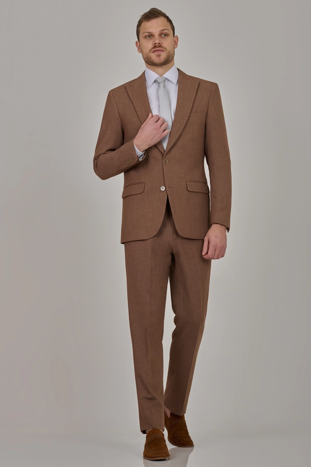 Terno Masculino Slim Fit com Peak Lapel e Calça com Ajuste MOCHA MOUSSE