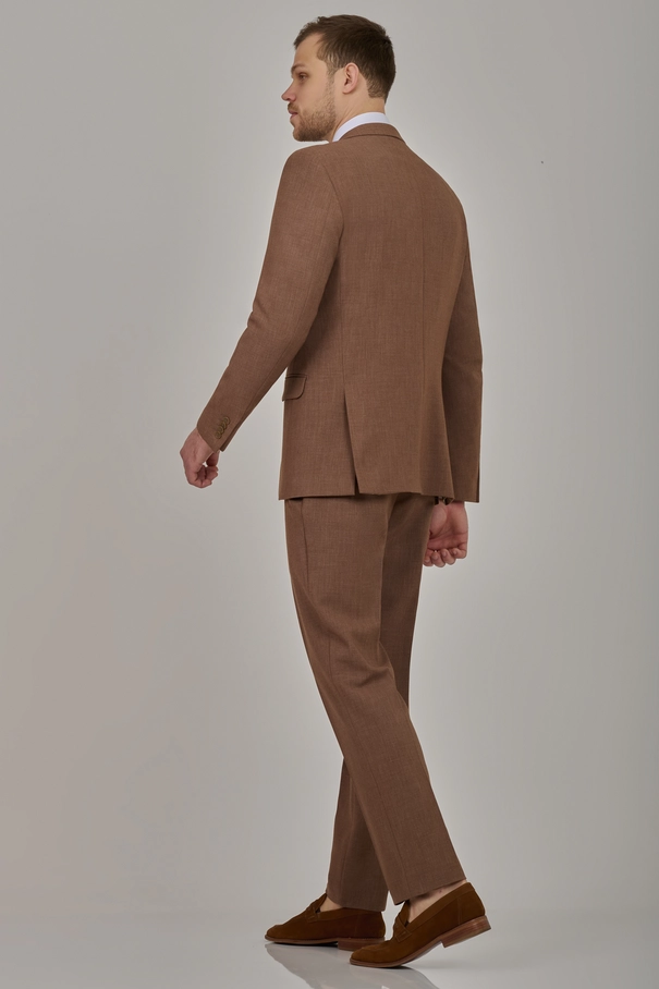 Terno Masculino Slim Fit com Peak Lapel e Calça com Ajuste MOCHA MOUSSE