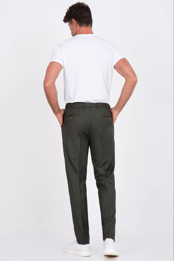 Calça Masculina Slim Fit em Alfaiataria com Ajuste
