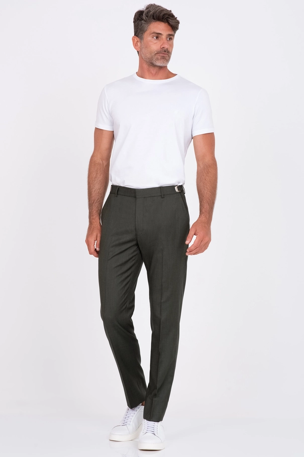 Calça Masculina Slim Fit em Alfaiataria com Ajuste