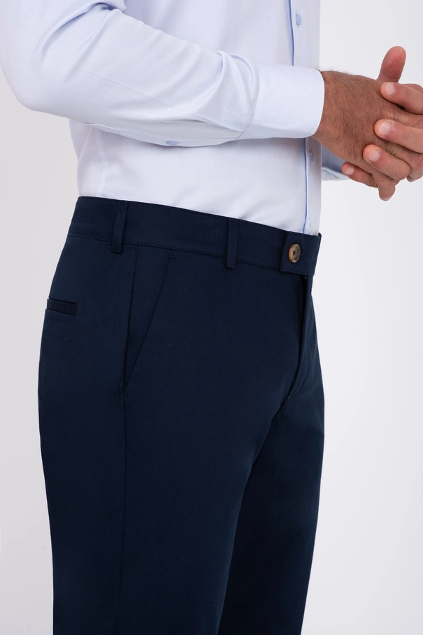 Calça Chino Slim Fit em Sarja MARINHO NOITE